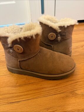 UGG Mini Button Boot - Chestnut with Cream Shearling